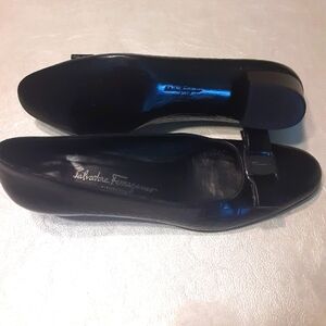 Salvatore Ferragamo New black Alligator chunky pumps with bows worn once slim